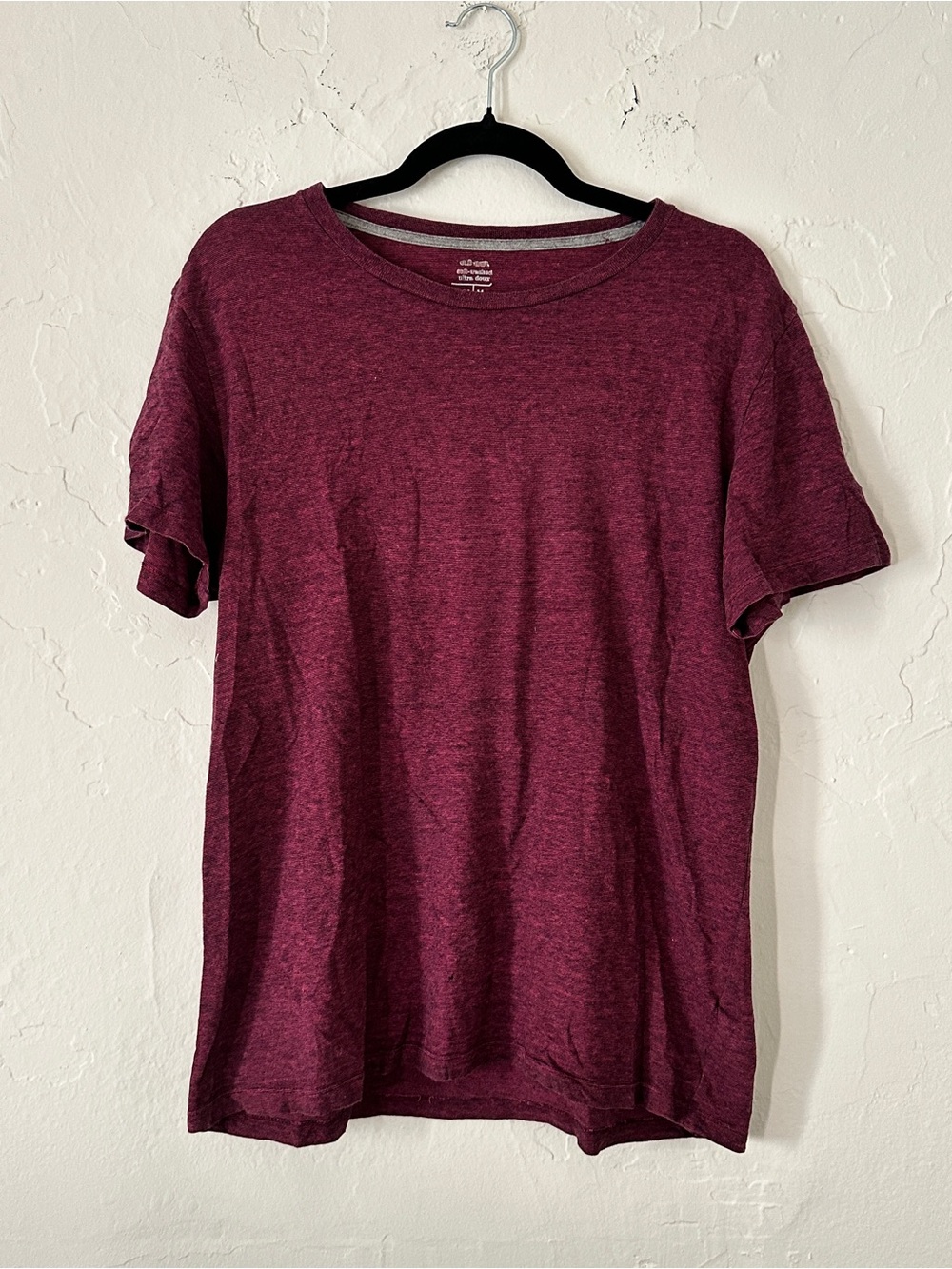 Old Navy Men’s Soft-Washed Ultra Doux Crew Neck T-Shirt in Heathered Burgundy